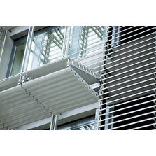 Protection solaire verticale relevable en auvent | Cilium
