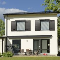 Volet battant aluminium solaire 32 mm isolant avec motorisation solaire et bâti rénovation | Thor 