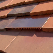 Tuile plate sans emboîtement pour ventilation des toits  | Tuile plate ventilée