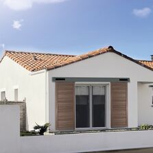 Volet coulissant bois solaire avec motorisation solaire | CALLIOPE 