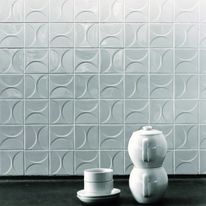 Carreau mural blanc brillant à décor géométrique en relief | Classics Kho Liang Ie Collection