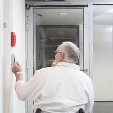 Automatismes, mécanismes, ferme-portes et motorisations de fenêtres pour PMR | Solutions PMR