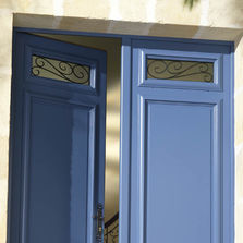 Porte bois de grande hauteur avec imposte vitré | Majorelle