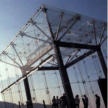 Système de vitrage extérieur attaché par fixations ponctuelles articulées