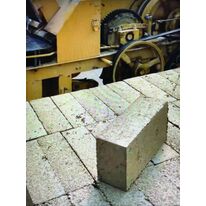 Brique de terre crue compressées avec du sable et de la chaux | BTC