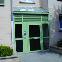 Porte d'entrée d'immeuble vitrée à profilés acier | Castan