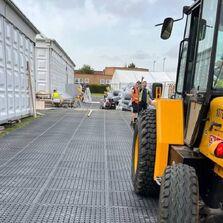 Tapis de circulation avec trous de drainage pour chantier avec sol préparé | 40 Drain 
