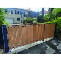 Portail et clôture aluminium à lames verticales ajourées aspect bois  | Tendance Linea
