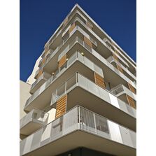 Garde-corps avec barreaudage vertical large | Modèle HERAL RECOUVRANT LE NEZ DE DALLE