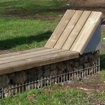 Banc Transat gabion pierre avec dossier, structure métal et bois Pin ou mélèze | Gamme Détente